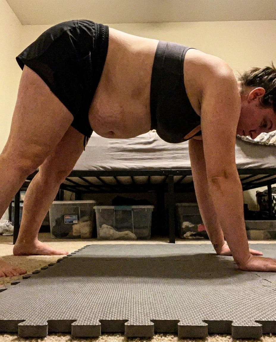 Donna che fa plank — addominali post partum